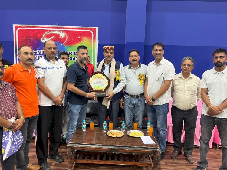 प्रतिभाशाली खिलाडिय़ों को तराश रहा है बैडमिंटन संघ : कुलदीप सिंह पठानिया.... केसीसीबी के अध्यक्ष ने जिला स्तरीय बैडमिंटन प्रतियोगिता के विजेताओं को बांटे पुरस्कार......