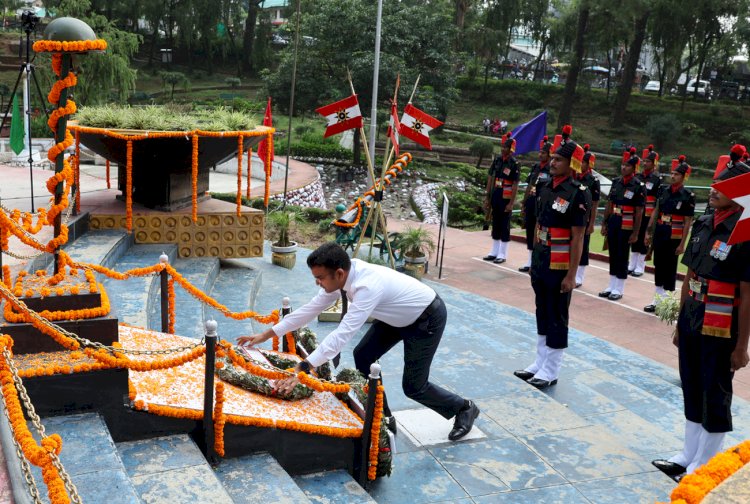 डीसी ने बलिदानी वीरों के अतुलनीय साहस और शौर्य को किया नमन.... डीसी कार्यालय परिसर व युद्ध स्मारक में दी श्रद्धांजलि.....