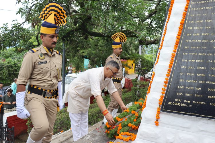 कारगिल विजय दिवस पर नाहन में अमर शहीदों को दी गई श्रद्धांजलि.... जिला प्रशासन की ओर से उपायुक्त सुमित खिमटा ने अर्पित किया पुष्प चक्र विधायक अजय सोलंकी ने भी शहीदों को दी श्रद्धांजलि.......
