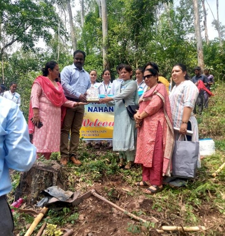 रोटरी क्लब नाहन संगिनी ने 150 औषधीय पौधे लगाए.....