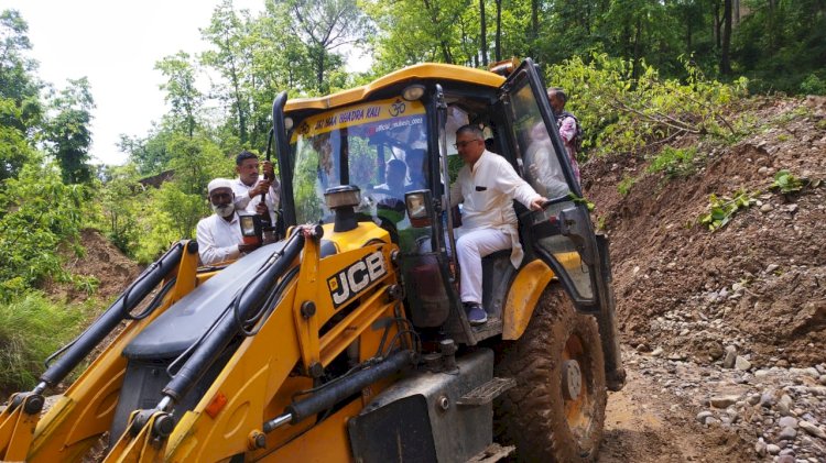 मात्तर-भेड़ों सड़क को शीघ्र बहाल करे लोक निर्माण विभाग -अजय सोलंकी