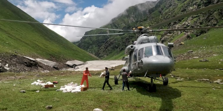 वायुसेना के हेलीकॉप्टर से कुल्लू के दूरदराज लाहुली थाच में भेड़पालको को पहुंचाया राशन ......