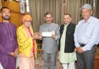 स्वामी दयानंद भारती रेणुका मंदिर सिरमौर ने राहत कोष में एक लाख एक सौ रुपये का चेक भेंट किया......