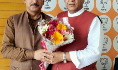 संजीव कटवाल और सुमीत शर्मा ने  भाजपा प्रदेश अध्यक्ष राजीव बिंदल से शिष्टाचार भेंट की.......