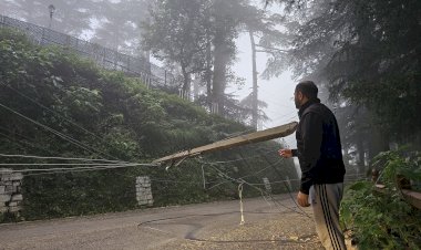 रामचंद्र चौक के पास गिरा बिलजी का खंबा, आवागमन अवरुद्ध : नंदा