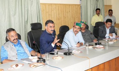 रोहड़ू विधानसभा क्षेत्र में सड़कों की बहाली के लिए लोक निर्माण विभाग को एक करोड़ रुपये आवंटित करने की घोषणा कीमुख्यमंत्री ने ....... सेब के निर्बाध परिवहन के लिए अधिकारियों को सप्ताह भर 24 घंटे कार्य करने के दिए निर्देश.....