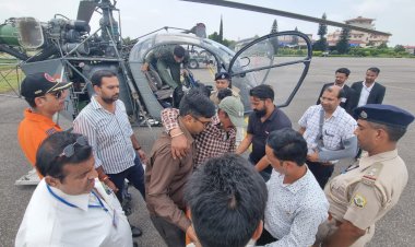 बड़ा भंगाल में सरकार ने वायु सेना की मदद से पांच लोग किए एयरलिफ्ट....... पशुपालन विभाग की टीम तथा गंभीर रूप से चोटिल व्यक्ति का किया रेस्क्यू .......