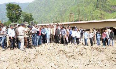 मुख्यमंत्री ने रोहड़ू क्षेत्र के लैला गांव में हुए नुकसान का जायजा लिया.... प्रभावित बागवानों को बढ़ा हुआ मुआवजा प्रदान करेगी प्रदेश सरकार.....