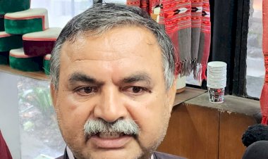 पूर्व मुख्यमंत्री के बाद पहुंच रही है सरकार, दे रही है केंद्र सरकार द्वारा भेजी गई मदद...... एक महीने तक शिमला के आपदा प्रभावित क्षेत्रों में ही नहीं पहुंच पाए मुख्यमंत्री, राहत में देरी से लोग परेशान : संदीपनी