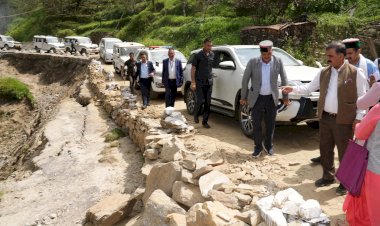 मुख्यमंत्री ने रामपुर, ठियोग के आपदा प्रभावित क्षेत्रों में नुकसान का लिया जायजा... लोगों की पीड़ा जानी, क्षतिग्रस्त घरों के लिए 1-1 लाख राहत राशि देने के निर्देश...