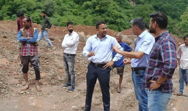 डीसी ने 32 मील में किया भू-स्खलन प्रभावित सड़क का निरीक्षण...... विभाग को दिए सड़क बहाली के कार्य में तेजी लाने के निर्देश....