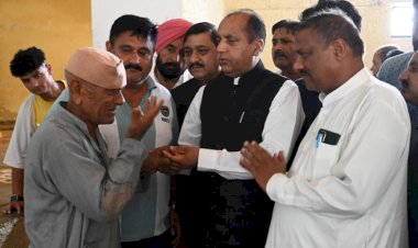 नेता प्रतिपक्ष जयराम ठाकुर ने...... आपदा प्रभावित क्षेत्रों का किया दौरा....... सिरमौरीताल में पीड़ित परिवार से मिलकर मन वेदना से भर गया है : जयराम ठाकुर