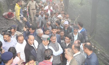 मुख्यमंत्री ने सोलन के ममलीग में भूस्खलन प्रभावित क्षेत्र का दौरा किया,,,, शोक संतप्त परिवार के प्रति संवेदनाएं व्यक्त कीं।