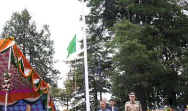 मुख्यमंत्री ने राष्ट्रीय ध्वज फहराया तथा राज्य पुलिस, गृह रक्षक, एनसीसी, एनएसएस की टुकड़ियों की सलामी ली..... इंदिरा गांधी मातृ शिशु संकल्प योजना आरम्भ करने की घोषणा.....