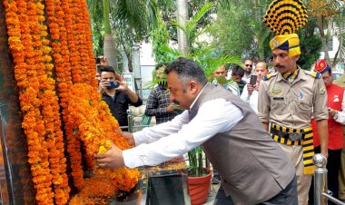 शिक्षा मंत्री रोहित ठाकुर ने फहराया राष्ट्रीय ध्वज़....... शहीद स्मारक पर पुष्पांजली अर्पित कर शहीदों को किया नमन......