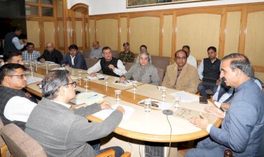 मुख्यमंत्री ने बाधित विद्युत और जलापूर्ति परियोजनाओं को समयबद्ध बहाल करने के निर्देश दिए..... कहा गिरे हुए पेड़ों के उचित निपटान के लिए शीघ्र कदम उठाए वन विभाग...