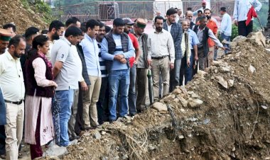 सुन्नी-लुहरी सड़क को शीघ्र किया जाएगा दुरुस्त - विक्रमादित्य सिंह....... लोक निर्माण मंत्री ने लुणसु, घनाहट्टी एवं बनुटी में क्षतिग्रस्त सड़कों एवं भवनों का किया निरीक्षण......