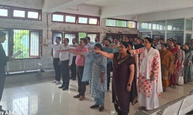 डीसी ने अधिकारियों-कर्मचारियों को दिलाई सद्भावना की शपथ.... सद्भावना दिवस के रूप में मनाई जा रही है पूर्व प्रधानमंत्री राजीव गांधी की जयंती.....