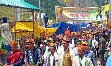 मणिमहेश यात्रा  के लिए धार्मिक जत्थे को...... रवाना करते हुऐ विधायक  रवि ठाकुर.......