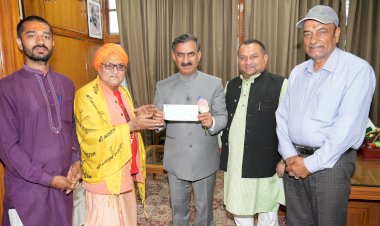 स्वामी दयानंद भारती रेणुका मंदिर सिरमौर ने राहत कोष में एक लाख एक सौ रुपये का चेक भेंट किया......