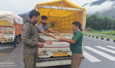 मंडी व कुल्लू के मध्य फंसे लोगों के लिए अस्थाई शिविरों में निःशुल्क भोजन की सुविधा: मुख्यमंत्री...... एक दि न में 950 से अधिक लोगों को भोजन पैकेट वितरित......