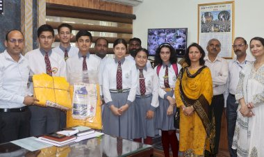 अवर लेडीज ऑफ़ स्नोज स्कूल  ने .....राहत सामग्री के रुप में तिरपाल प्रदान किए.......