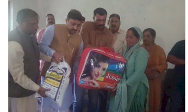 भाजपा ने  सिरमौरी ताल में.... प्रभावित परिवारों को वितरित की राहत सामाग्री.....