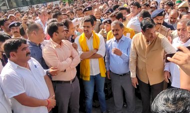 मुख्यमंत्री ने आपदाग्रस्त क्षेत्र आनी का दौरा कर नुकसान का जायज़ा लिया.... संबंधित अधिकारियों को संपर्क मार्गों को शीघ्र बहाल करने के निर्देश दिए....