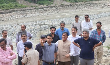 पंडोह बांध के निकट कैंची मोड़ में  वैकल्पिक मार्ग का  जायजा लिया मुख्य संसदीय सचिव ने........