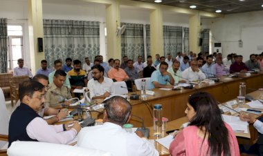 सभी विभागीय अधिकारी केन्द्र प्रयोजित योजनाओं का समयबद्ध निष्पादन सुनिश्चित करें-सुरेश कश्यप