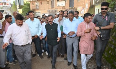 विधानसभा सत्र में इस आपदा पर व्यापक चर्चा की  जाएगी..... मुख्यमंत्री ने हमीरपुर के भोरंज में भारी बारिश प्रभावित गांवों का दौरा किया.....