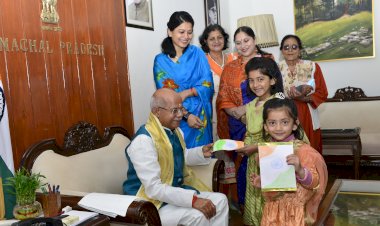 महिलाओं ने राज्यपाल की कलाई पर राखी बांधी......