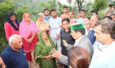 कर्नल धनीराम शांडिल ने सस्त्र बल्ही में...... लिया नुकसान का जायजा, भूस्खलन प्रभावितों का पूछा हाल.......