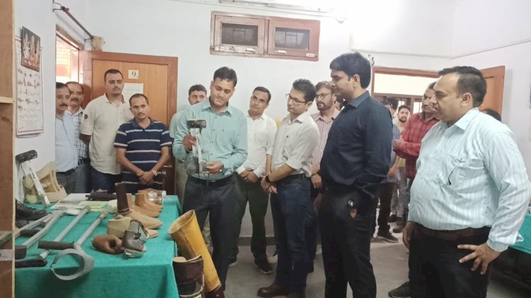 अब हमीरपुर में भी कृत्रिम अंग लगवा सकते हैं दिव्यांगजन....... उपायुक्त हेमराज बैरवा ने किया कृत्रिम अंग व प्रत्यंग निर्माण कार्यशाला का उदघाटन....