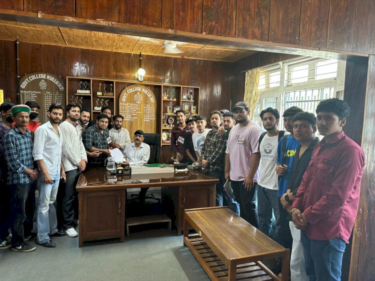 एनएसयूआई जिला अध्यक्ष अमरनाथ की अध्यक्षता में........प्रिंसिपल को ज्ञापन सौंपा....