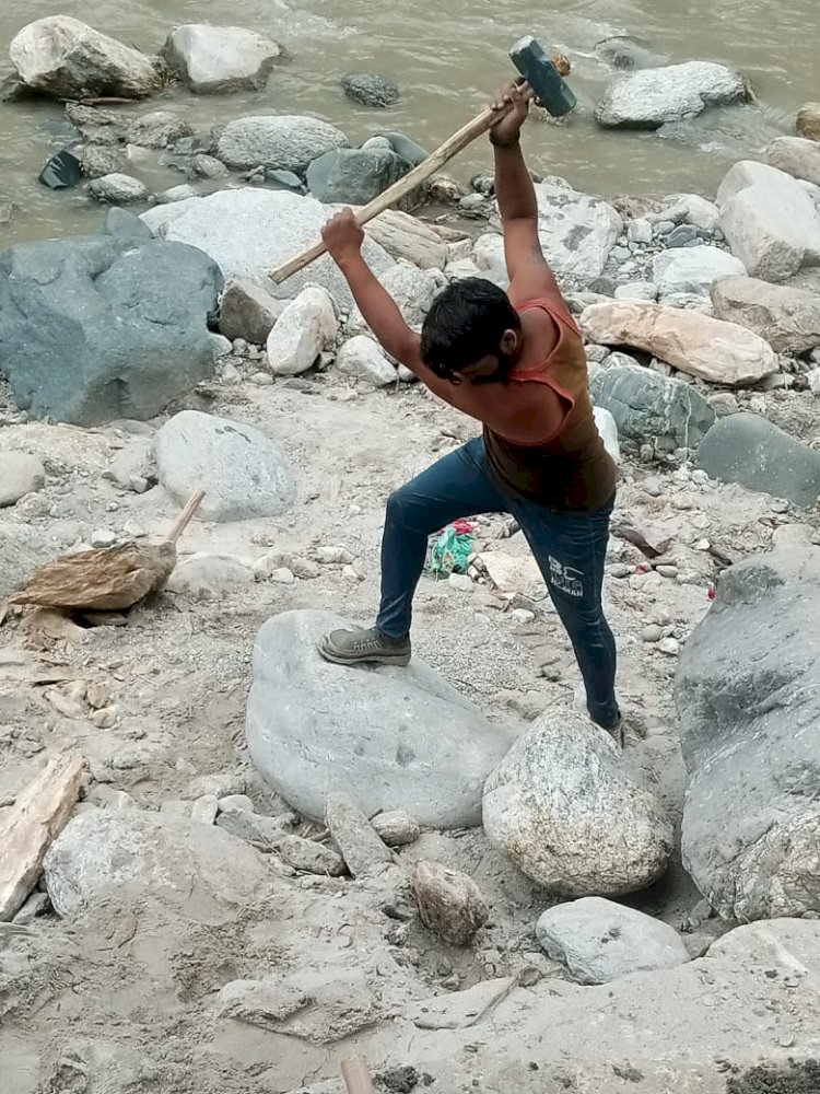 गांवो को जोड़ने के लिए शीघ्र ही झूला रोपवे का निर्माण करके उन्हें फौरी तौर पर मुख्य सड़क के साथ जोड़ने का कार्य आरम्भ.......