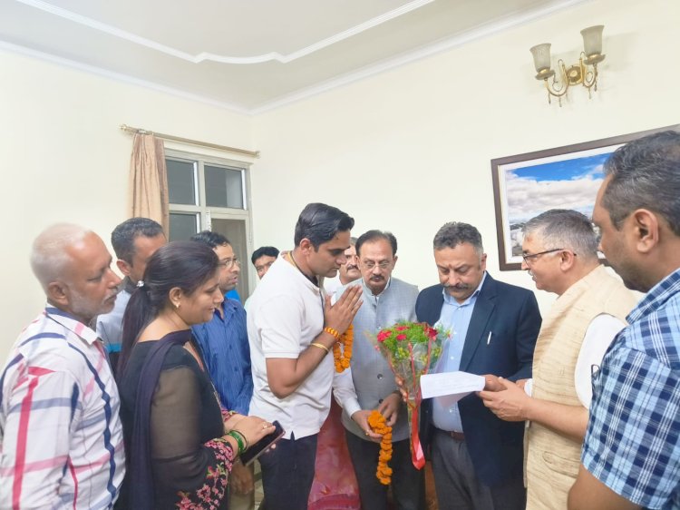 शिक्षा मंत्री से मिले कंप्यूटर टीचर्स, सैलरी बढाने की घौषणा याद दिलाई.......