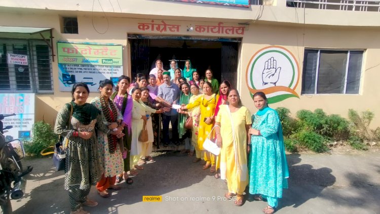 शाहपुर महिला कांग्रेस ने मदद को आगे बढ़ाए हाथ..... सीएम आपदा राहत कोष के लिए एक लाख रूपये का चेक भेंट...... सुक्खु सरकार और संगठन मिलकर प्रभावितों के पुनर्वास में करेंगे मदद: पठानिया