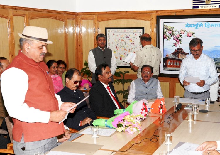मुख्यमंत्री ने जल उपकर आयोग के अध्यक्ष और सदस्यों को शपथ दिलाई.....