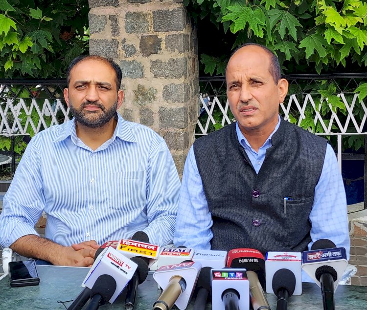 मुख्यमंत्री का वक्तव्य उनके गैरजिम्मेदाराना व्यवहार को प्रदर्शित करता है .....  क्या सरकार स्वास्थ्य सचिव के एक्शन का समर्थन करती है  धर्माणी.....