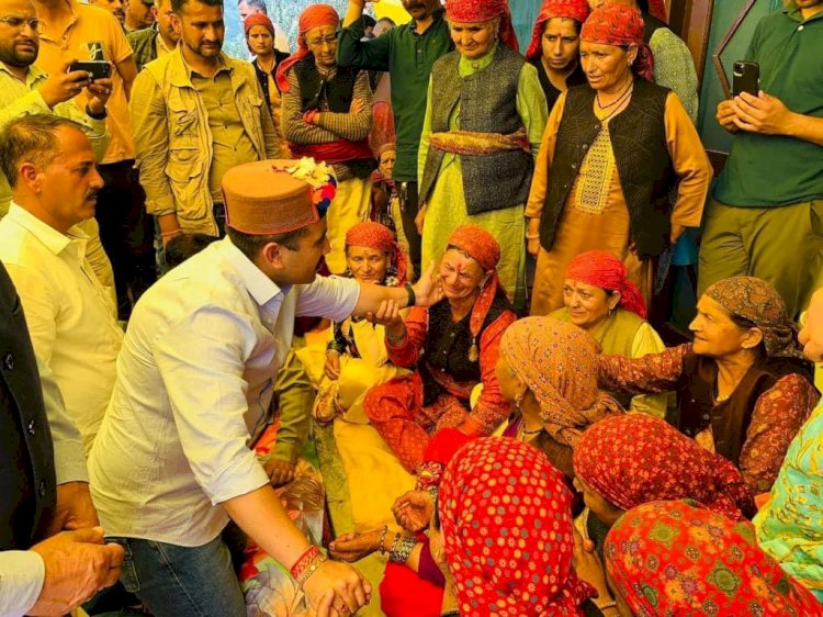 विक्रमादित्य सिंह ने..... रोहड़ू विस में आपदा प्रभावित क्षेत्रों का किया दौरा, लोगों की सुनी समस्याएं.........