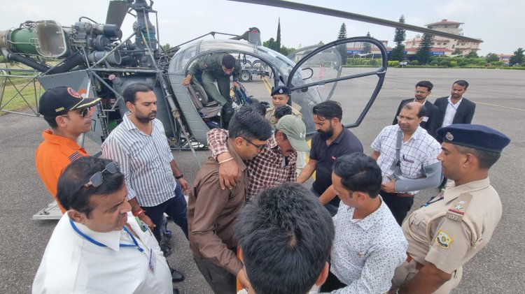 बड़ा भंगाल में सरकार ने वायु सेना की मदद से पांच लोग किए एयरलिफ्ट....... पशुपालन विभाग की टीम तथा गंभीर रूप से चोटिल व्यक्ति का किया रेस्क्यू .......