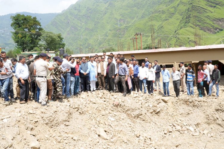मुख्यमंत्री ने रोहड़ू क्षेत्र के लैला गांव में हुए नुकसान का जायजा लिया.... प्रभावित बागवानों को बढ़ा हुआ मुआवजा प्रदान करेगी प्रदेश सरकार.....