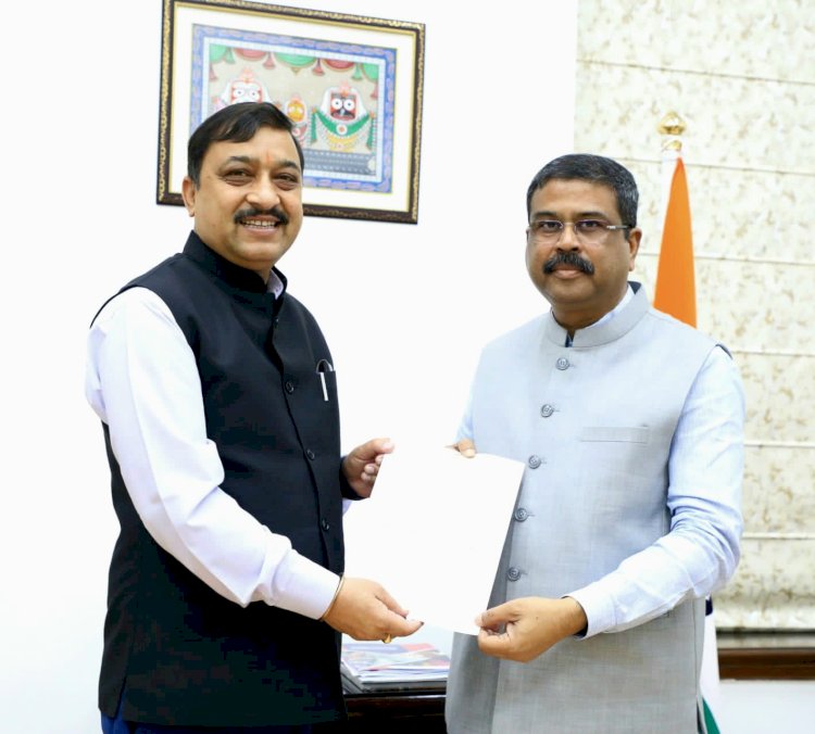 केंद्रीय मंत्री धर्मेंद्र प्रधान से मिले सांसद कश्यप........पावंटा साहिब राजबन में केंद्रीय विद्यालय को पुनः शुरू करने का निवेदन किया.....