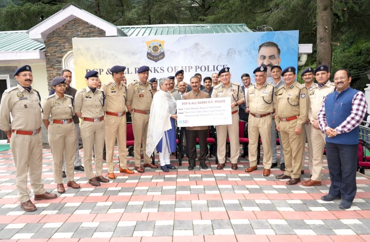 पुलिस महानिदेशक ने 3 करोड़ 33 लाख 26 हजार 850 रूपए का चैक मुख्यमंत्री राहत कोष के लिए भेंट  किया......
