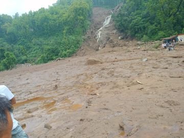 सिरमौरी ताल में बादल फटने से मलबे में दबे पांचों शव बरामदसिरमौरी ताल में बादल फटने से मलबे में दबे पांचों शव बरामद.....