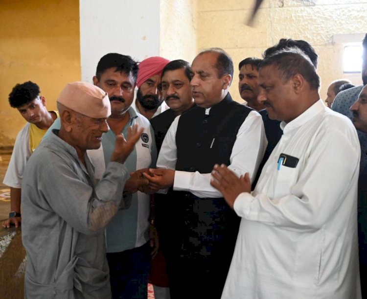 नेता प्रतिपक्ष जयराम ठाकुर ने...... आपदा प्रभावित क्षेत्रों का किया दौरा....... सिरमौरीताल में पीड़ित परिवार से मिलकर मन वेदना से भर गया है : जयराम ठाकुर