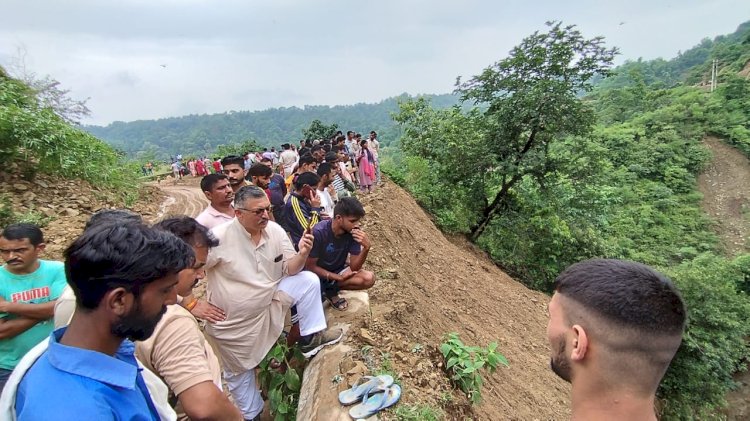 बादल फटने की घटना के उपरांत अजय सोलंकी रात भर कंडईवाला में प्रभावितों के साथ रहे