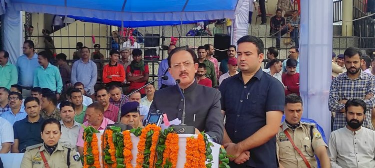 स्वतंत्रता दिवस पर हमीरपुर में हर्षवर्धन चौहान ने फहराया तिरंगा..... विकास के कई मानकों में मॉडल बनकर उभरा है जिला हमीरपुर......