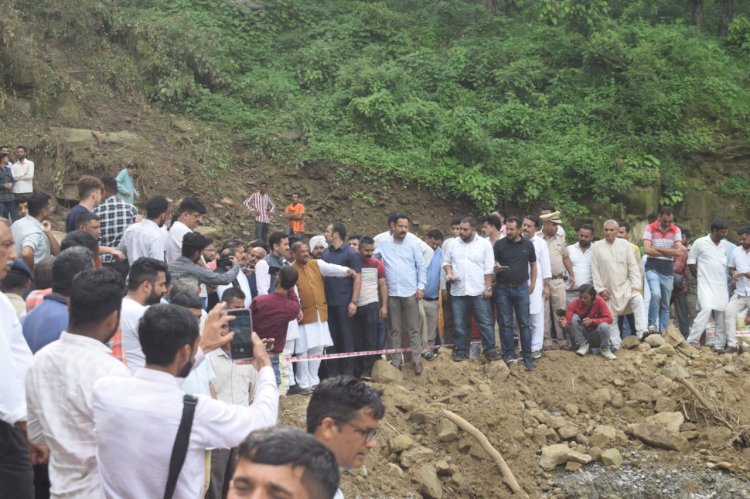 आपदा की इस घड़ी में प्रदेश सरकार प्रभावित परिवारों के साथ -विक्रमादित्य सिंह..... लोक निर्माण मंत्री विक्रमादित्य सिंह ने पांवटा और नाहन क्षेत्र में प्रभावित लोगों से भेंट की.....